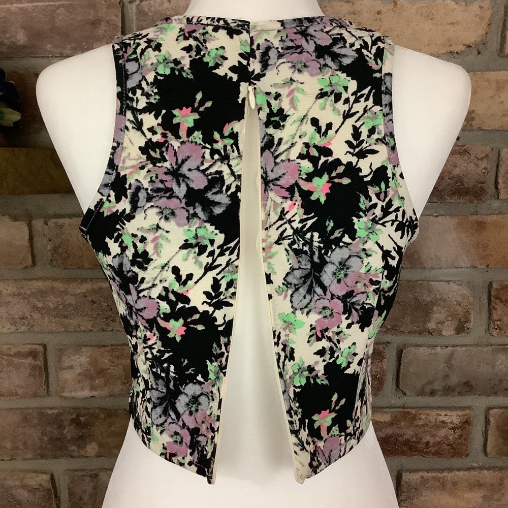 SAGE Sleeveless Floral Back-Zip Crop Top 72 - Picture 3 of 9
